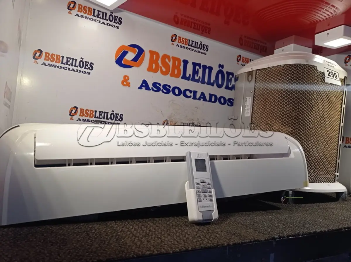 LOTE 299 - 01 AR CONDICIONADO INVERTER MARCA ELECTROLUX 9.000 BTU COM CONTROLE 220V. (NO ESTADO) ATENÇÃO! FAZER A VISITAÇÃO ANTES DE ARREMATAR, NÃO SABEMOS SE FUNCIONA. LEILÃO NÃO TEM GARANTIA E NEM DEVOLUÇÃO, SUJEITO A POSSÍVEIS AVARIAS VISÍVEIS/OCULTAS E/OU AUSÊNCIA DE COMPONENTES.