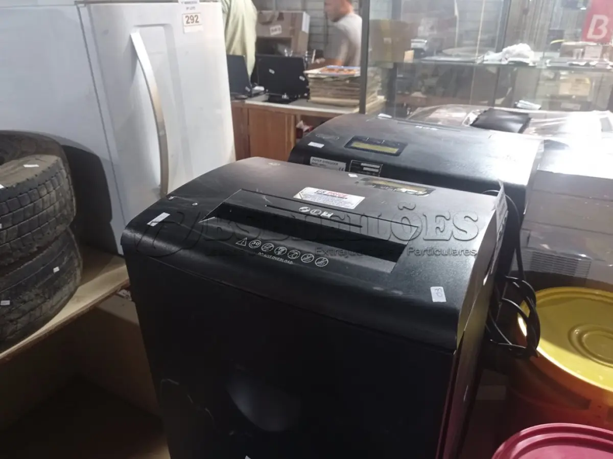 LOTE 349 - 02 FRAGMENTADORAS DE PAPEL. (NO ESTADO) ATENÇÃO! FAZER A VISITAÇÃO ANTES DE ARREMATAR, NÃO SABEMOS SE FUNCIONA. LEILÃO NÃO TEM GARANTIA E NEM DEVOLUÇÃO, SUJEITO A POSSÍVEIS AVARIAS VISÍVEIS/OCULTAS E/OU AUSÊNCIA DE COMPONENTES.
