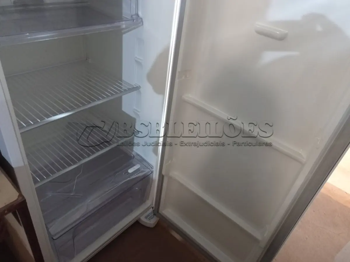 LOTE 292 - 01 GELADEIRA FROST FREE MARCA ELECTROLUX 220V. (NO ESTADO) ATENÇÃO! FAZER A VISITAÇÃO ANTES DE ARREMATAR, NÃO SABEMOS SE FUNCIONA. LEILÃO NÃO TEM GARANTIA E NEM DEVOLUÇÃO, SUJEITO A POSSÍVEIS AVARIAS VISÍVEIS/OCULTAS E/OU AUSÊNCIA DE COMPONENTES.