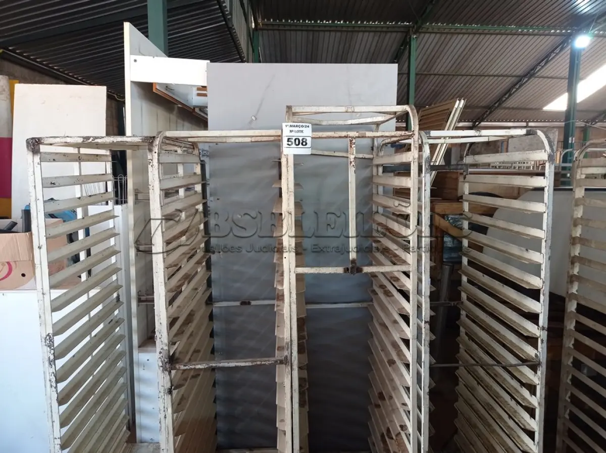 LOTE 508 - 04 CARRINHOS PARA TRANSPORTE DE BANDEJAS. (NO ESTADO) ATENÇÃO! FAZER A VISITAÇÃO ANTES DE ARREMATAR, NÃO SABEMOS SE FUNCIONA. LEILÃO NÃO TEM GARANTIA E NEM DEVOLUÇÃO, SUJEITO A POSSÍVEIS AVARIAS VISÍVEIS/OCULTAS E/OU AUSÊNCIA DE COMPONENTES.