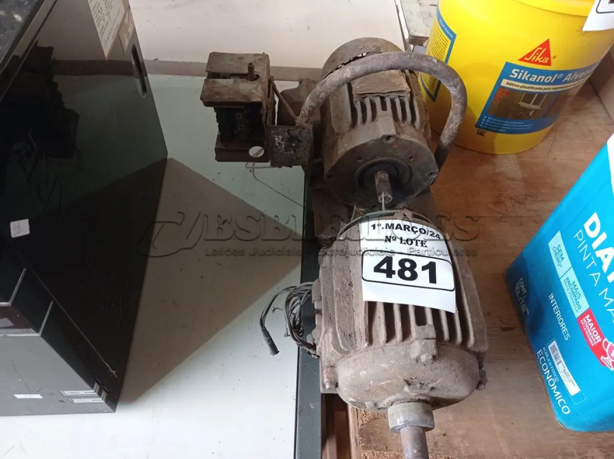 LOTE 481 - 02 MOTORES ELÉTRICOS. (NO ESTADO) ATENÇÃO! FAZER A VISITAÇÃO ANTES DE ARREMATAR, NÃO SABEMOS SE FUNCIONA. LEILÃO NÃO TEM GARANTIA E NEM DEVOLUÇÃO, SUJEITO A POSSÍVEIS AVARIAS VISÍVEIS/OCULTAS E/OU AUSÊNCIA DE COMPONENTES.