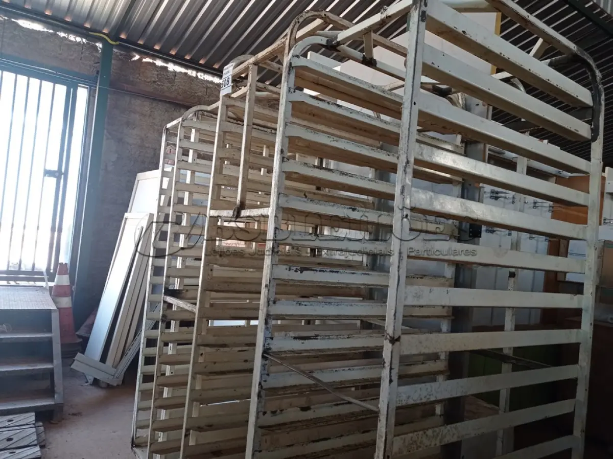 LOTE 508 - 04 CARRINHOS PARA TRANSPORTE DE BANDEJAS. (NO ESTADO) ATENÇÃO! FAZER A VISITAÇÃO ANTES DE ARREMATAR, NÃO SABEMOS SE FUNCIONA. LEILÃO NÃO TEM GARANTIA E NEM DEVOLUÇÃO, SUJEITO A POSSÍVEIS AVARIAS VISÍVEIS/OCULTAS E/OU AUSÊNCIA DE COMPONENTES.