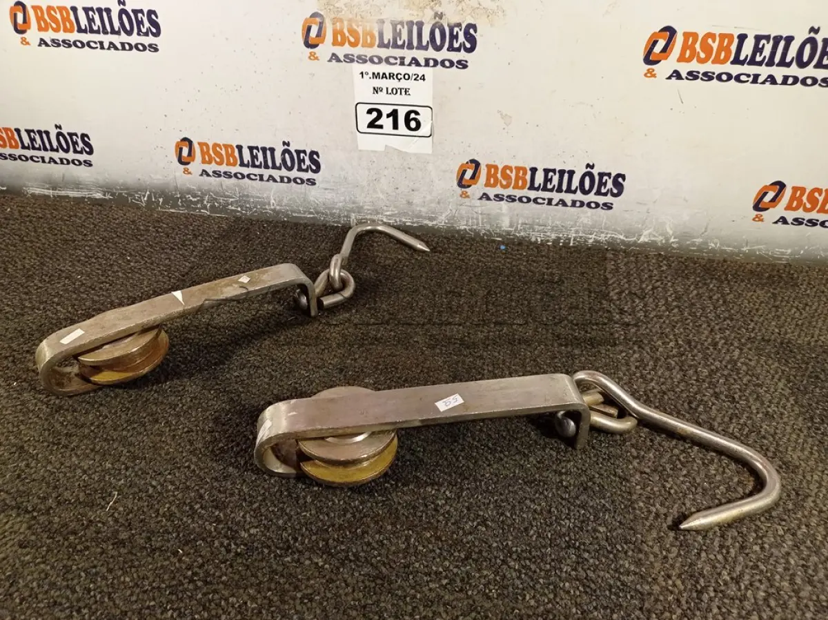LOTE 216 - 02 SUPORTES DE AÇO PARA CARRETILHA. (NO ESTADO) ATENÇÃO! FAZER A VISITAÇÃO ANTES DE ARREMATAR, NÃO SABEMOS SE FUNCIONA. LEILÃO NÃO TEM GARANTIA E NEM DEVOLUÇÃO, SUJEITO A POSSÍVEIS AVARIAS VISÍVEIS/OCULTAS E/OU AUSÊNCIA DE COMPONENTES.