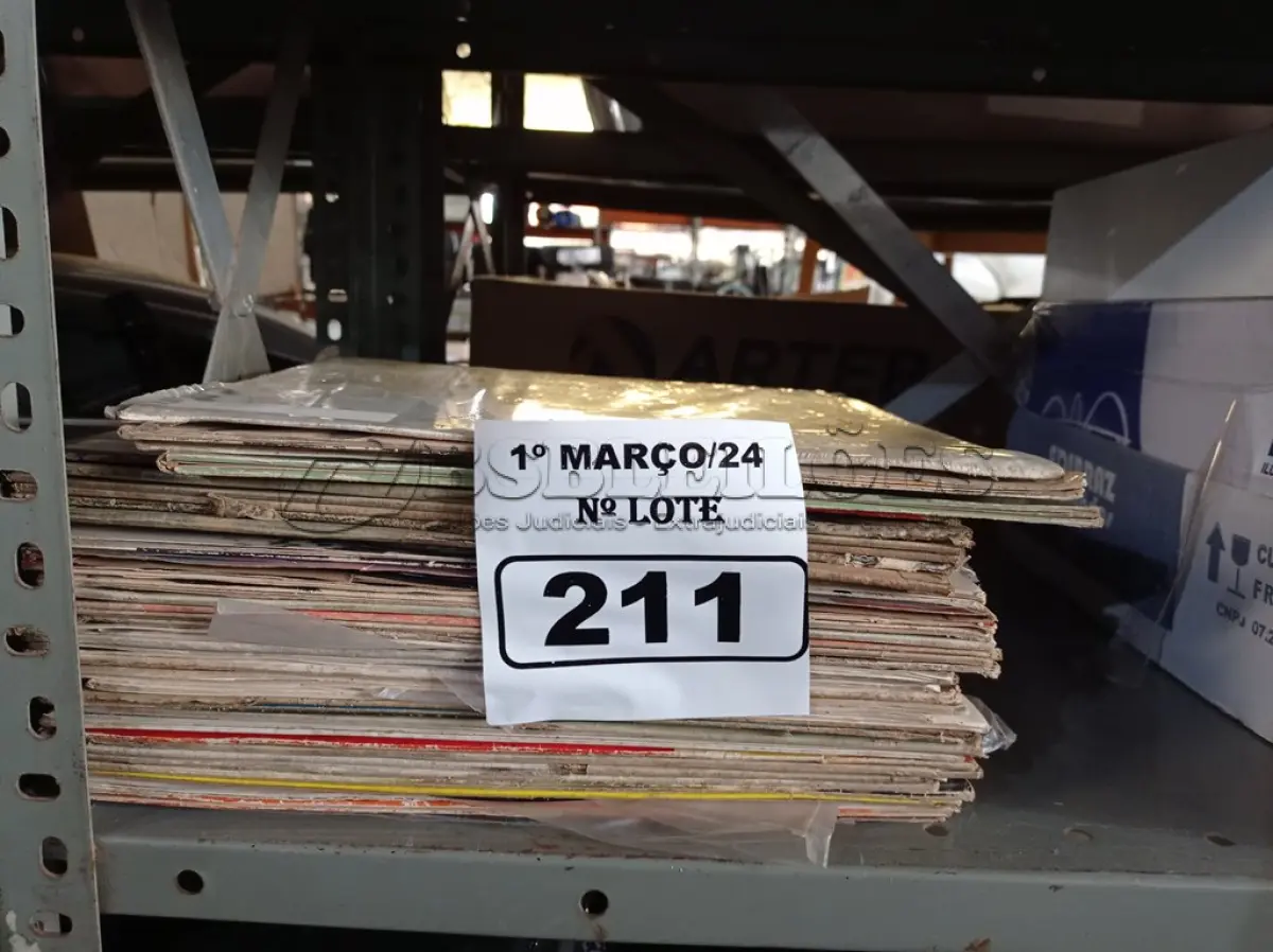 LOTE 211 - 01 LOTE COM VÁRIOS DISCOS DE VINIL. (NO ESTADO) ATENÇÃO! FAZER A VISITAÇÃO ANTES DE ARREMATAR, NÃO SABEMOS SE FUNCIONA. LEILÃO NÃO TEM GARANTIA E NEM DEVOLUÇÃO, SUJEITO A POSSÍVEIS AVARIAS VISÍVEIS/OCULTAS E/OU AUSÊNCIA DE COMPONENTES.
