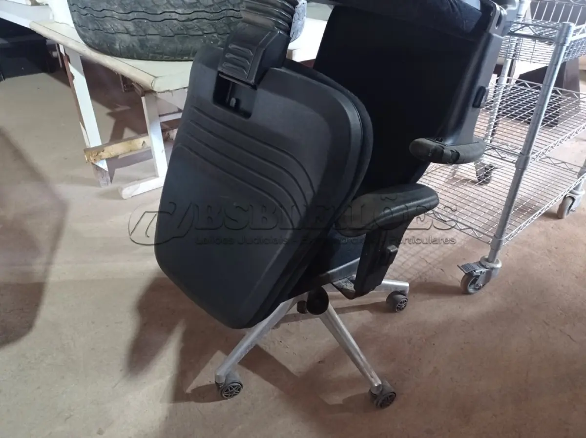 LOTE 483 - 02 CADEIRAS PARA ESCRITÓRIO COM PÉS GIRATÓRIOS. (NO ESTADO) ATENÇÃO! FAZER A VISITAÇÃO ANTES DE ARREMATAR, NÃO SABEMOS SE FUNCIONA. LEILÃO NÃO TEM GARANTIA E NEM DEVOLUÇÃO, SUJEITO A POSSÍVEIS AVARIAS VISÍVEIS/OCULTAS E/OU AUSÊNCIA DE COMPONENTES.