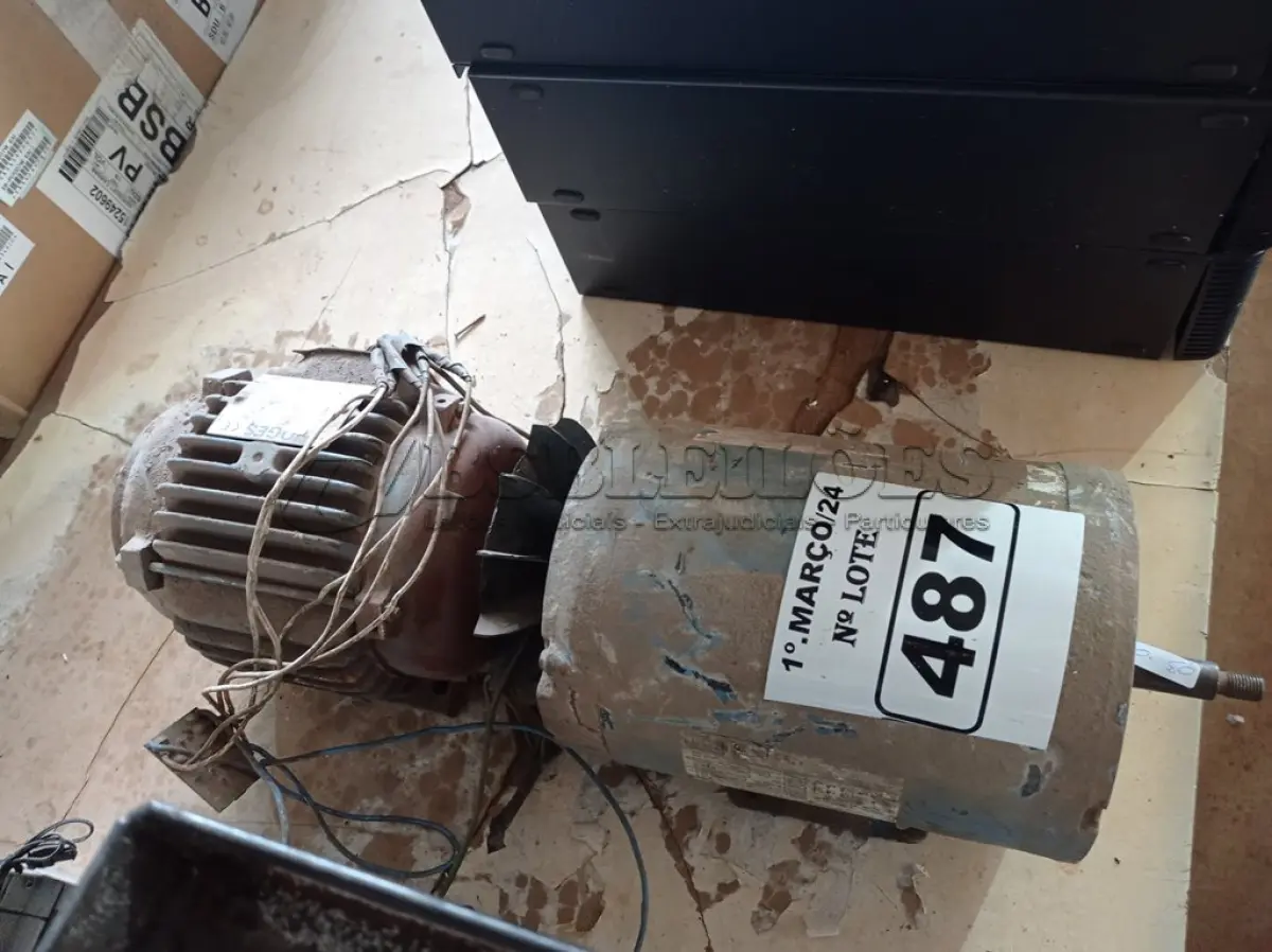 LOTE 487 - 02 MOTORES ELÉTRICOS. (NO ESTADO) ATENÇÃO! FAZER A VISITAÇÃO ANTES DE ARREMATAR, NÃO SABEMOS SE FUNCIONA. LEILÃO NÃO TEM GARANTIA E NEM DEVOLUÇÃO, SUJEITO A POSSÍVEIS AVARIAS VISÍVEIS/OCULTAS E/OU AUSÊNCIA DE COMPONENTES.