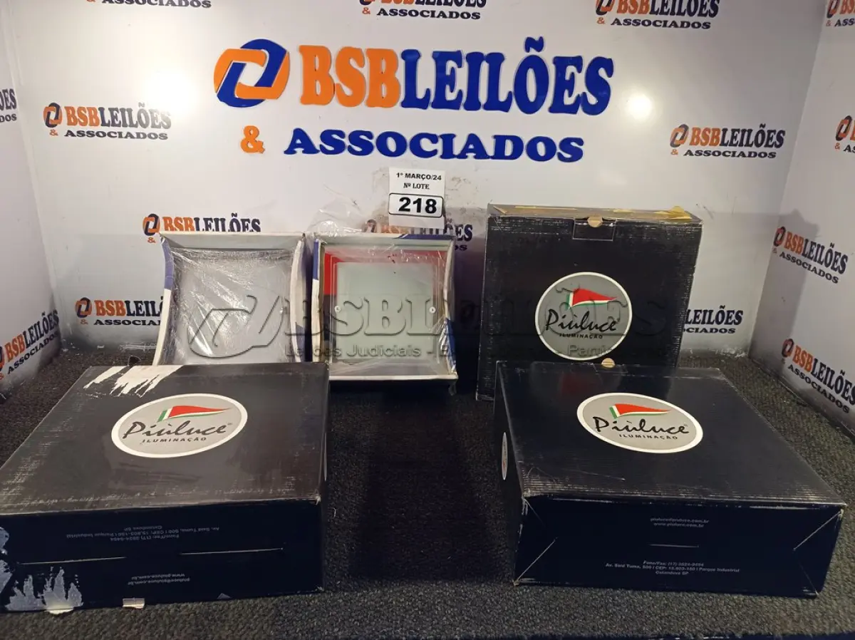 LOTE 218 - 05 LUMINÁRIAS MARCAS E MODELOS DIVERSOS. (NO ESTADO) ATENÇÃO! FAZER A VISITAÇÃO ANTES DE ARREMATAR, NÃO SABEMOS SE FUNCIONA. LEILÃO NÃO TEM GARANTIA E NEM DEVOLUÇÃO, SUJEITO A POSSÍVEIS AVARIAS VISÍVEIS/OCULTAS E/OU AUSÊNCIA DE COMPONENTES.