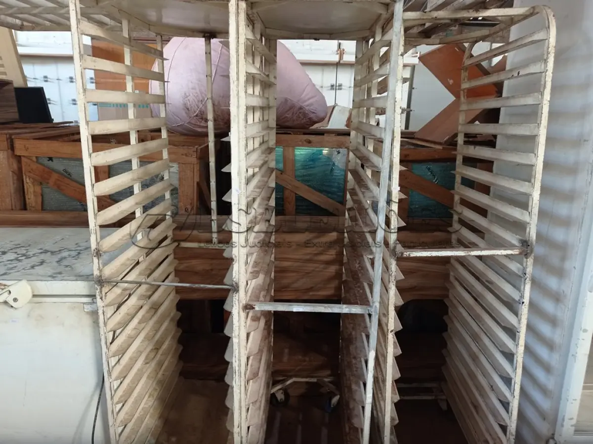 LOTE 517 - 04 CARRINHOS PARA TRANSPORTE DE BANDEJAS. (NO ESTADO) ATENÇÃO! FAZER A VISITAÇÃO ANTES DE ARREMATAR, NÃO SABEMOS SE FUNCIONA. LEILÃO NÃO TEM GARANTIA E NEM DEVOLUÇÃO, SUJEITO A POSSÍVEIS AVARIAS VISÍVEIS/OCULTAS E/OU AUSÊNCIA DE COMPONENTES.