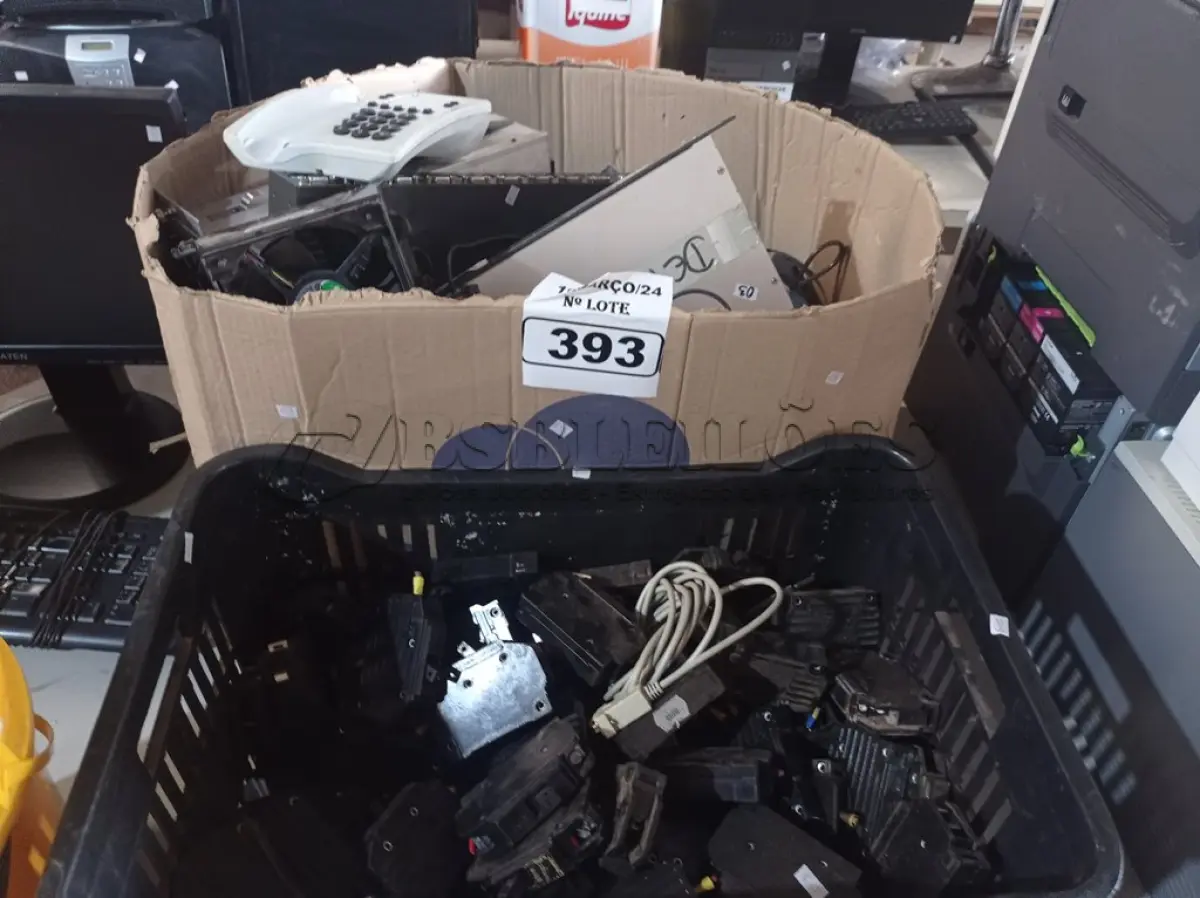 LOTE 393 - 01 LOTE COM DISJUNTORES E MATERIAIS DIVERSOS. (NO ESTADO) ATENÇÃO! FAZER A VISITAÇÃO ANTES DE ARREMATAR, NÃO SABEMOS SE FUNCIONA. LEILÃO NÃO TEM GARANTIA E NEM DEVOLUÇÃO, SUJEITO A POSSÍVEIS AVARIAS VISÍVEIS/OCULTAS E/OU AUSÊNCIA DE COMPONENTES.