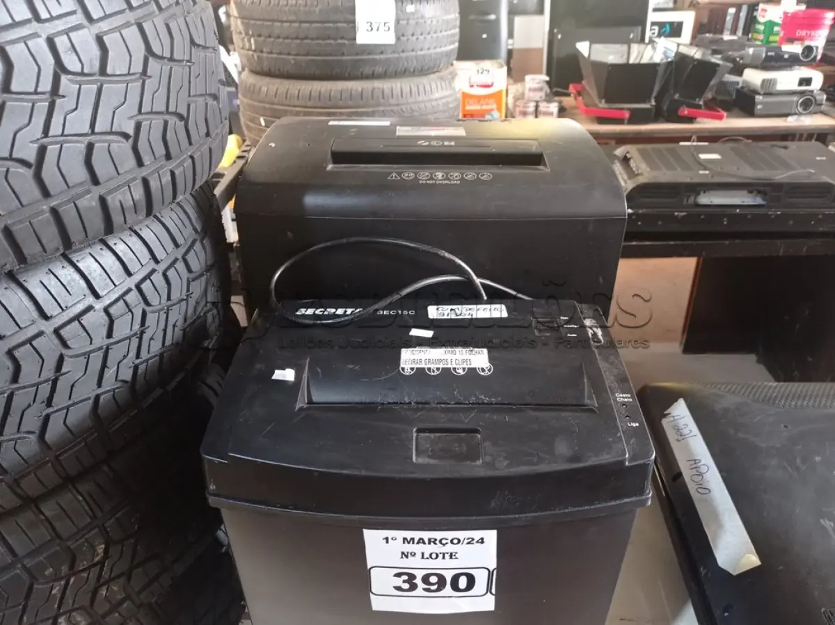 LOTE 390 - 02 FRAGMENTADORAS DE PAPEL. (NO ESTADO) ATENÇÃO! FAZER A VISITAÇÃO ANTES DE ARREMATAR, NÃO SABEMOS SE FUNCIONA. LEILÃO NÃO TEM GARANTIA E NEM DEVOLUÇÃO, SUJEITO A POSSÍVEIS AVARIAS VISÍVEIS/OCULTAS E/OU AUSÊNCIA DE COMPONENTES.