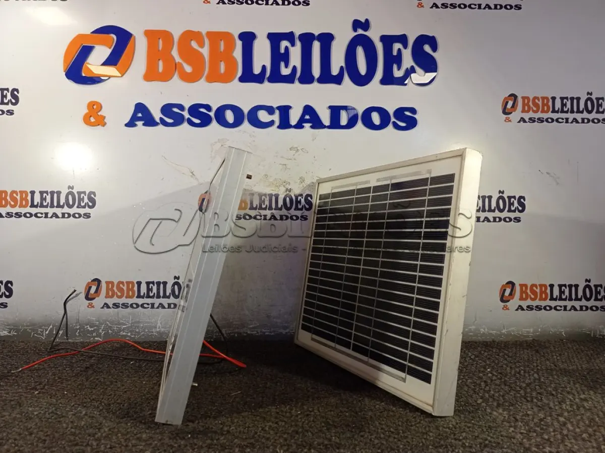 LOTE 379 - 02 PAINÉIS SOLARES 18V 10W. (NO ESTADO) ATENÇÃO! FAZER A VISITAÇÃO ANTES DE ARREMATAR, NÃO SABEMOS SE FUNCIONA. LEILÃO NÃO TEM GARANTIA E NEM DEVOLUÇÃO, SUJEITO A POSSÍVEIS AVARIAS VISÍVEIS/OCULTAS E/OU AUSÊNCIA DE COMPONENTES.