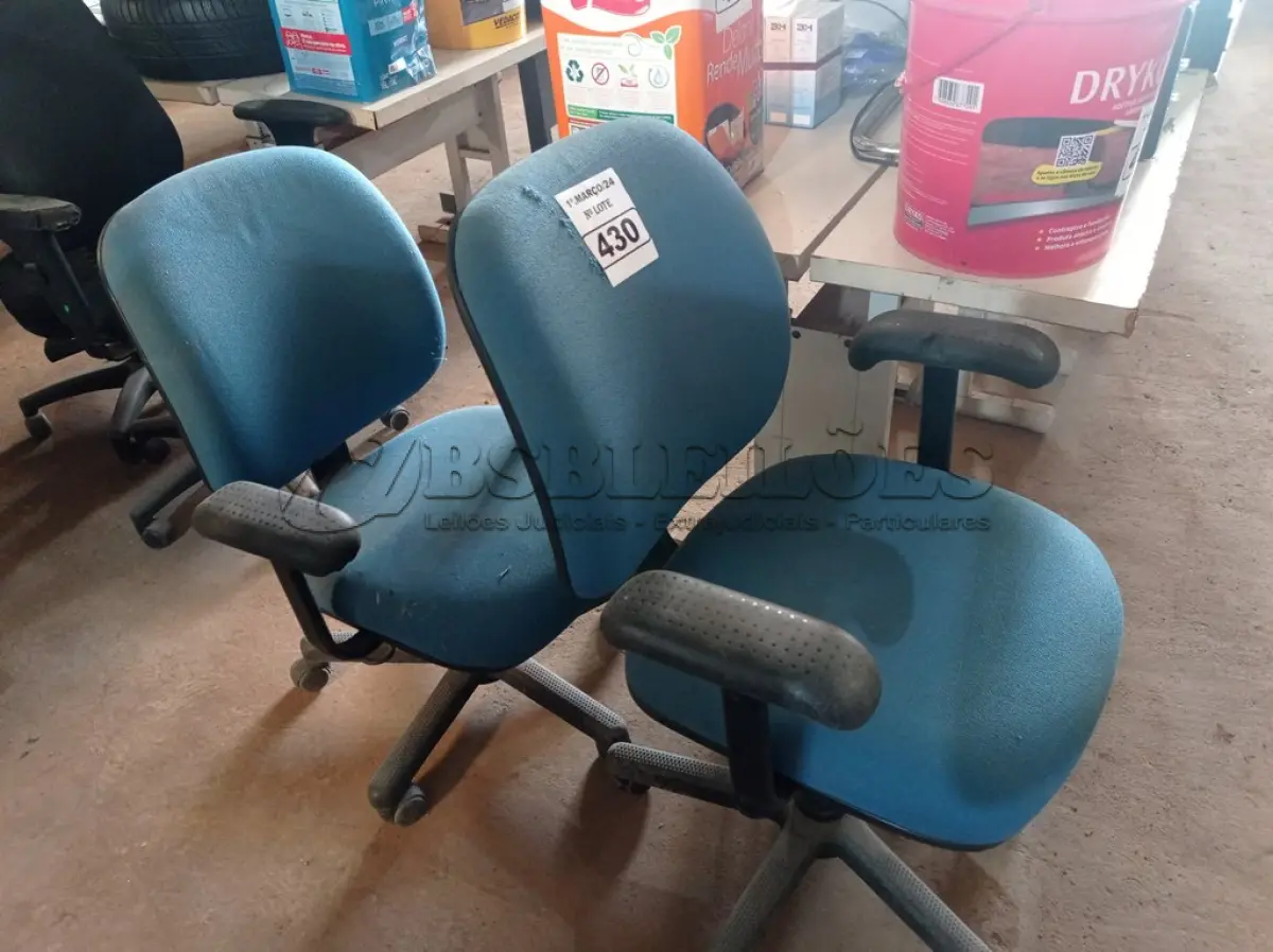 LOTE 430 - 02 CADEIRAS DE ESCRITÓRIO COM BASES GIRATÓRIAS. (NO ESTADO) ATENÇÃO! FAZER A VISITAÇÃO ANTES DE ARREMATAR, NÃO SABEMOS SE FUNCIONA. LEILÃO NÃO TEM GARANTIA E NEM DEVOLUÇÃO, SUJEITO A POSSÍVEIS AVARIAS VISÍVEIS/OCULTAS E/OU AUSÊNCIA DE COMPONENTES.