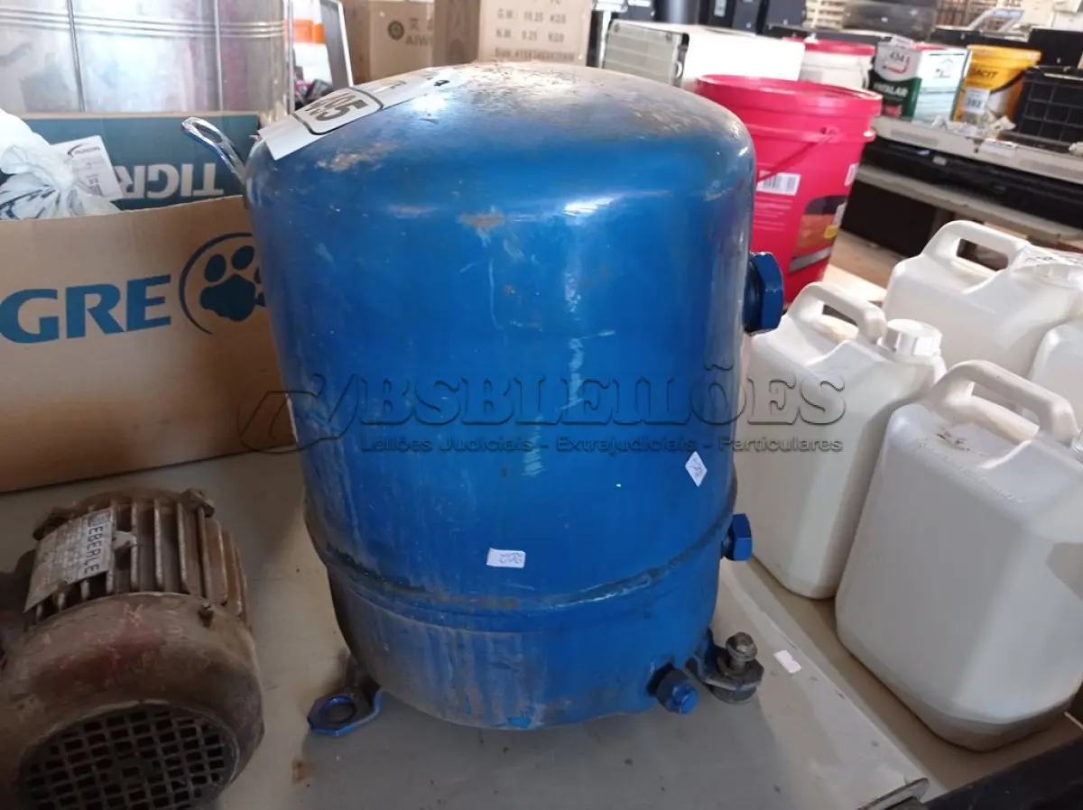 LOTE 495 - 01 MOTOR COMPRESSOR DE REFRIGERAÇÃO. (NO ESTADO) ATENÇÃO! FAZER A VISITAÇÃO ANTES DE ARREMATAR, NÃO SABEMOS SE FUNCIONA. LEILÃO NÃO TEM GARANTIA E NEM DEVOLUÇÃO, SUJEITO A POSSÍVEIS AVARIAS VISÍVEIS/OCULTAS E/OU AUSÊNCIA DE COMPONENTES.