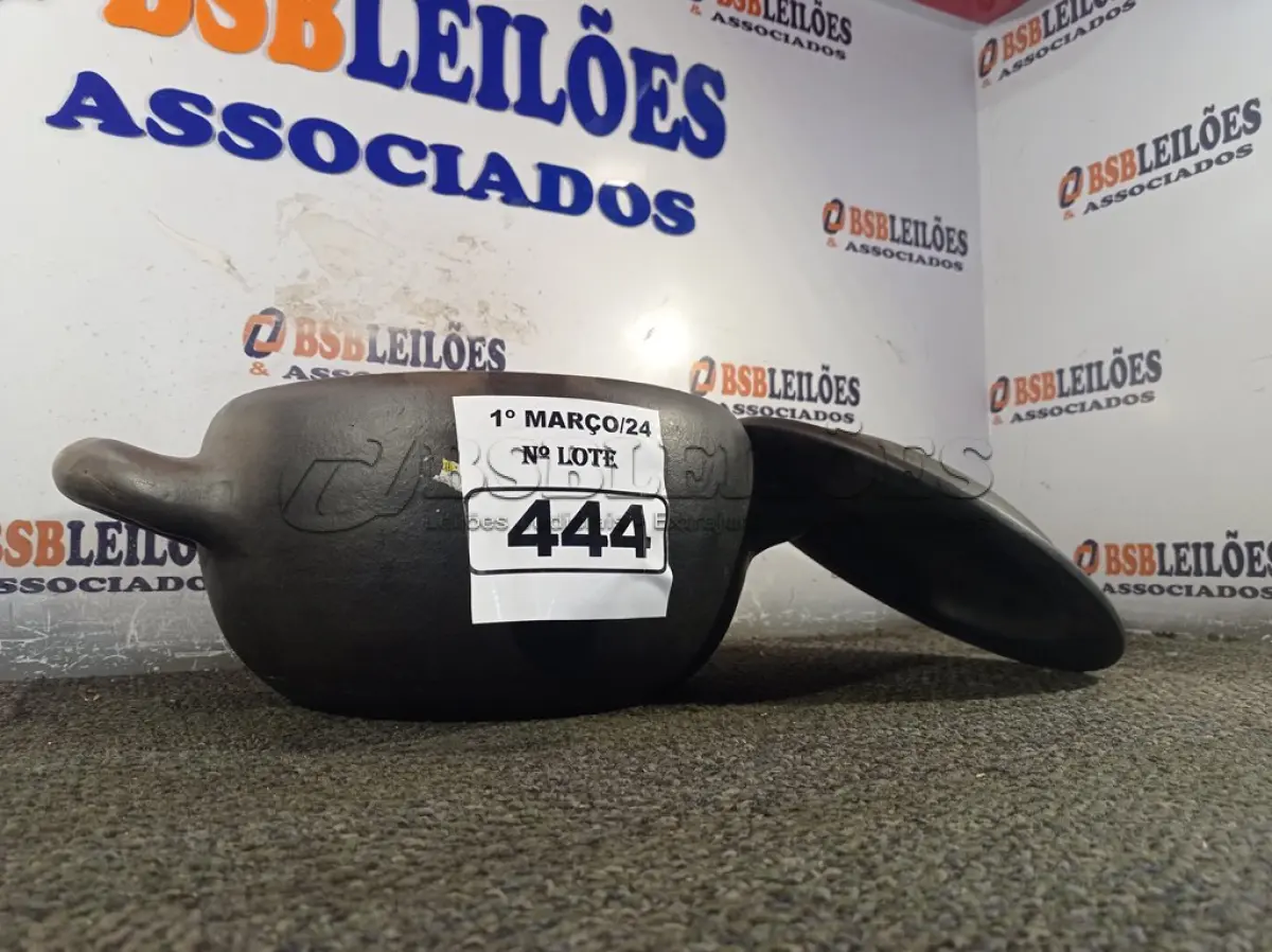 LOTE 444 - 01 PANELA DE BARRO. (NO ESTADO) ATENÇÃO! FAZER A VISITAÇÃO ANTES DE ARREMATAR, NÃO SABEMOS SE FUNCIONA. LEILÃO NÃO TEM GARANTIA E NEM DEVOLUÇÃO, SUJEITO A POSSÍVEIS AVARIAS VISÍVEIS/OCULTAS E/OU AUSÊNCIA DE COMPONENTES.