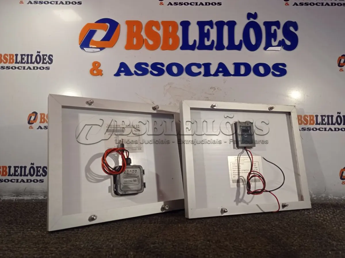 LOTE 236 - 02 PAINÉIS SOLARES 18V 10W. (NO ESTADO) ATENÇÃO! FAZER A VISITAÇÃO ANTES DE ARREMATAR, NÃO SABEMOS SE FUNCIONA. LEILÃO NÃO TEM GARANTIA E NEM DEVOLUÇÃO, SUJEITO A POSSÍVEIS AVARIAS VISÍVEIS/OCULTAS E/OU AUSÊNCIA DE COMPONENTES.