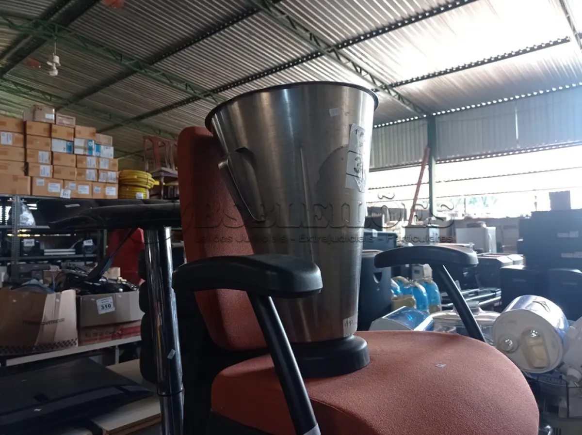 LOTE 366 - 01 BANQUETA ALTA, 01 CADEIRA DE ESCRITÓRIO COM BASE FIXA E 01 COPO DE LIQUIDIFICADOR INDUSTRIAL. (NO ESTADO) ATENÇÃO! FAZER A VISITAÇÃO ANTES DE ARREMATAR, NÃO SABEMOS SE FUNCIONA. LEILÃO NÃO TEM GARANTIA E NEM DEVOLUÇÃO, SUJEITO A POSSÍVEIS AVARIAS VISÍVEIS/OCULTAS E/OU AUSÊNCIA DE COMPONENTES.