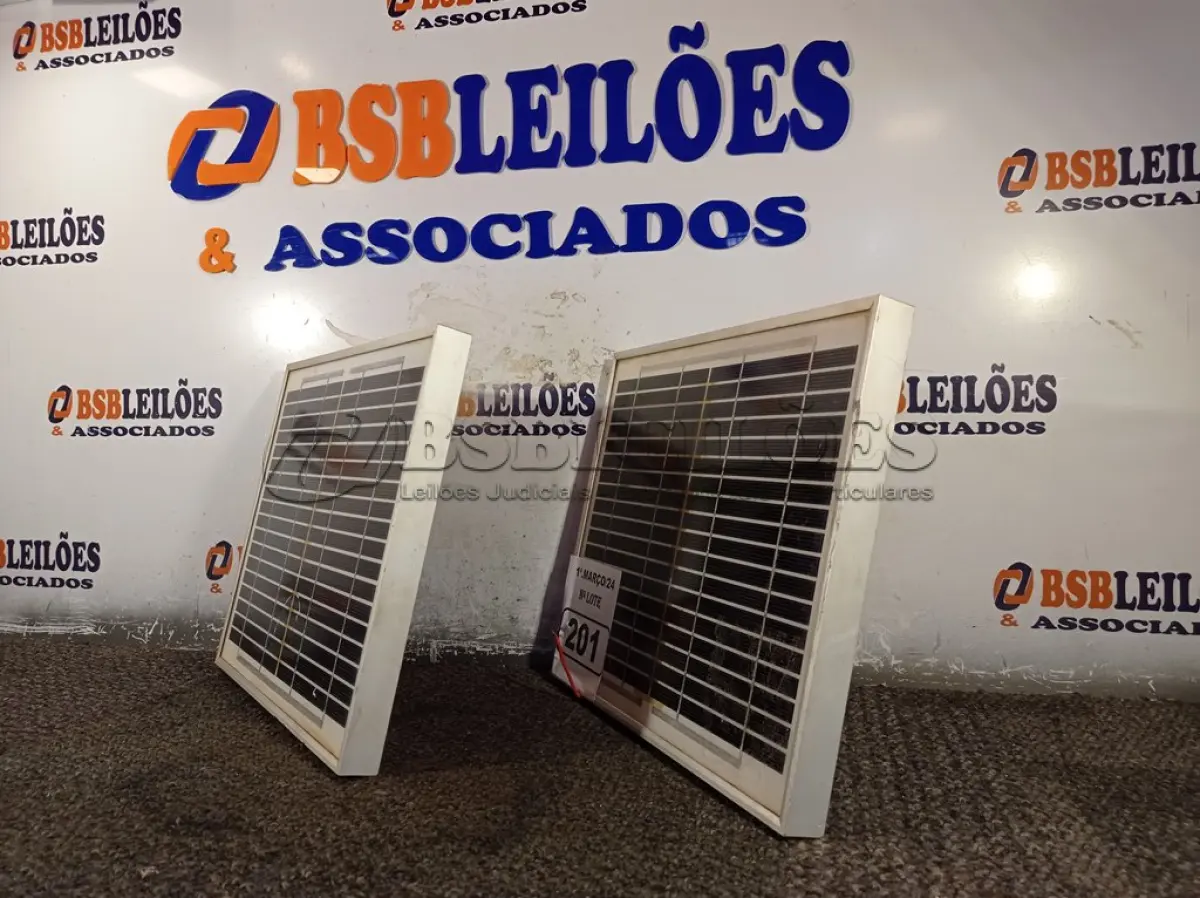 LOTE 201 - 02 PAINÉIS SOLARES 18V 10W. (NO ESTADO) ATENÇÃO! FAZER A VISITAÇÃO ANTES DE ARREMATAR, NÃO SABEMOS SE FUNCIONA. LEILÃO NÃO TEM GARANTIA E NEM DEVOLUÇÃO, SUJEITO A POSSÍVEIS AVARIAS VISÍVEIS/OCULTAS E/OU AUSÊNCIA DE COMPONENTES.