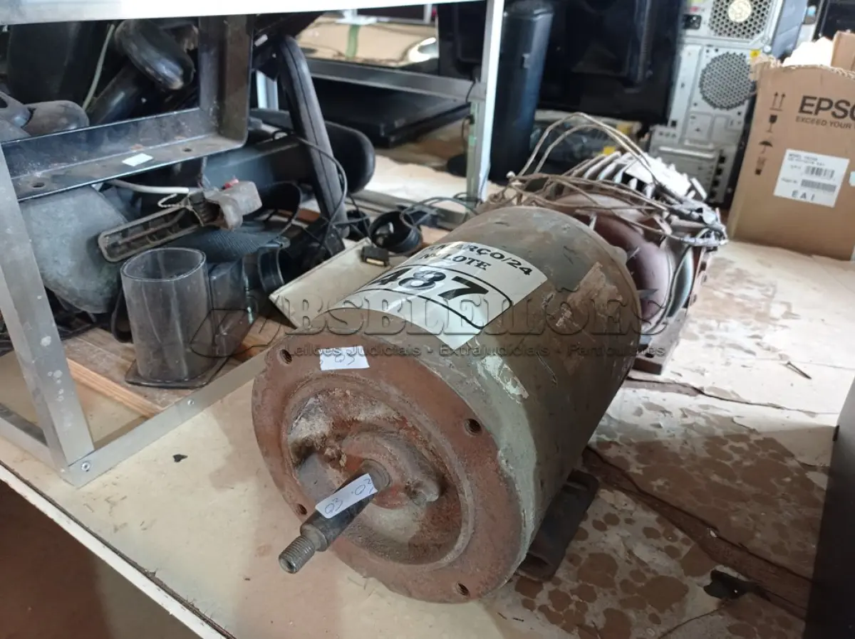 LOTE 487 - 02 MOTORES ELÉTRICOS. (NO ESTADO) ATENÇÃO! FAZER A VISITAÇÃO ANTES DE ARREMATAR, NÃO SABEMOS SE FUNCIONA. LEILÃO NÃO TEM GARANTIA E NEM DEVOLUÇÃO, SUJEITO A POSSÍVEIS AVARIAS VISÍVEIS/OCULTAS E/OU AUSÊNCIA DE COMPONENTES.