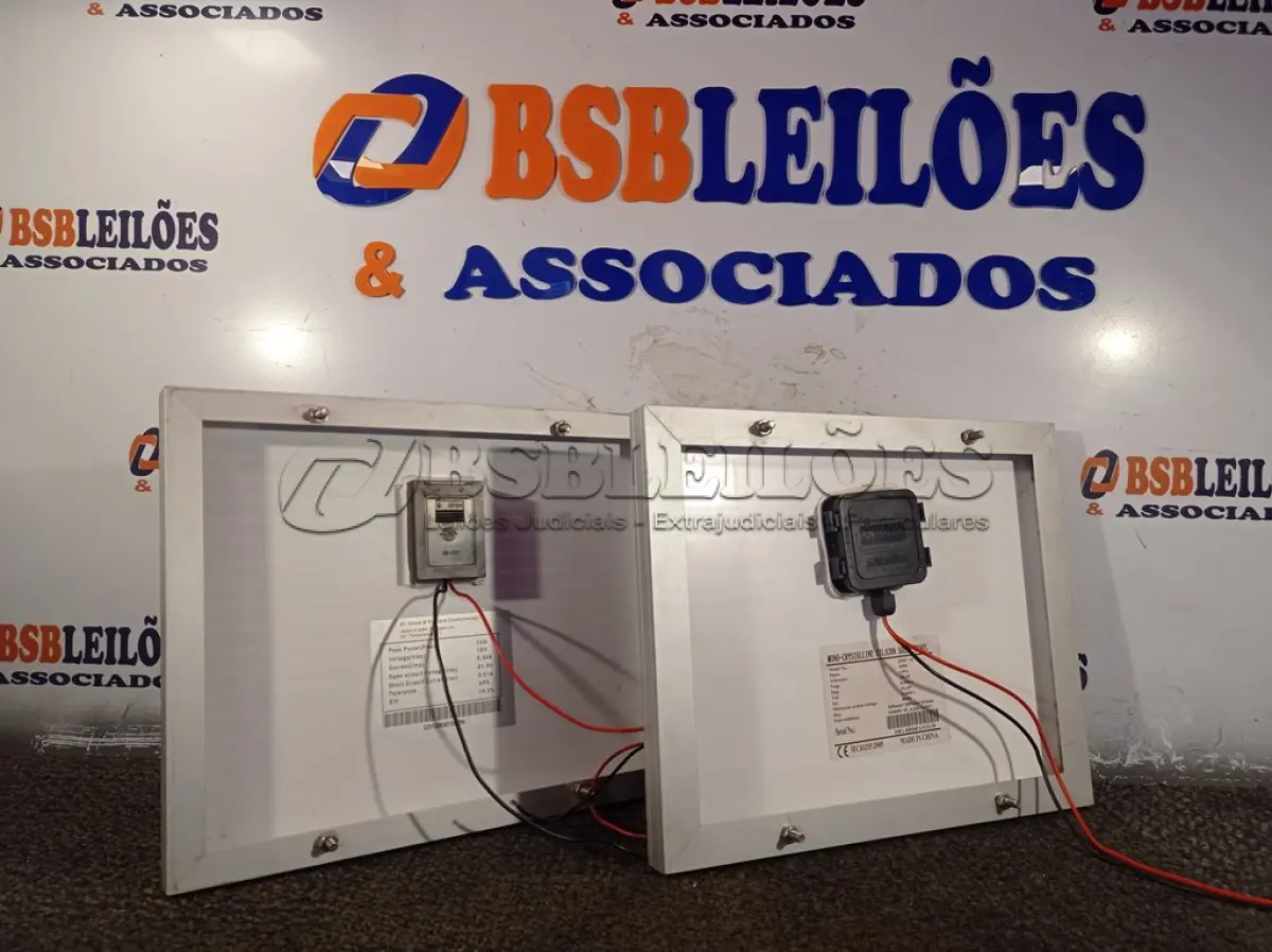 LOTE 241 - 02 PAINÉIS SOLARES 18V 10W. (NO ESTADO) ATENÇÃO! FAZER A VISITAÇÃO ANTES DE ARREMATAR, NÃO SABEMOS SE FUNCIONA. LEILÃO NÃO TEM GARANTIA E NEM DEVOLUÇÃO, SUJEITO A POSSÍVEIS AVARIAS VISÍVEIS/OCULTAS E/OU AUSÊNCIA DE COMPONENTES.