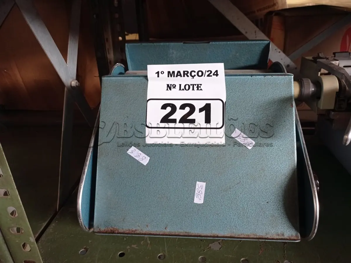 LOTE 221 - 01 MIMEOGRAFO. (NO ESTADO) ATENÇÃO! FAZER A VISITAÇÃO ANTES DE ARREMATAR, NÃO SABEMOS SE FUNCIONA. LEILÃO NÃO TEM GARANTIA E NEM DEVOLUÇÃO, SUJEITO A POSSÍVEIS AVARIAS VISÍVEIS/OCULTAS E/OU AUSÊNCIA DE COMPONENTES.