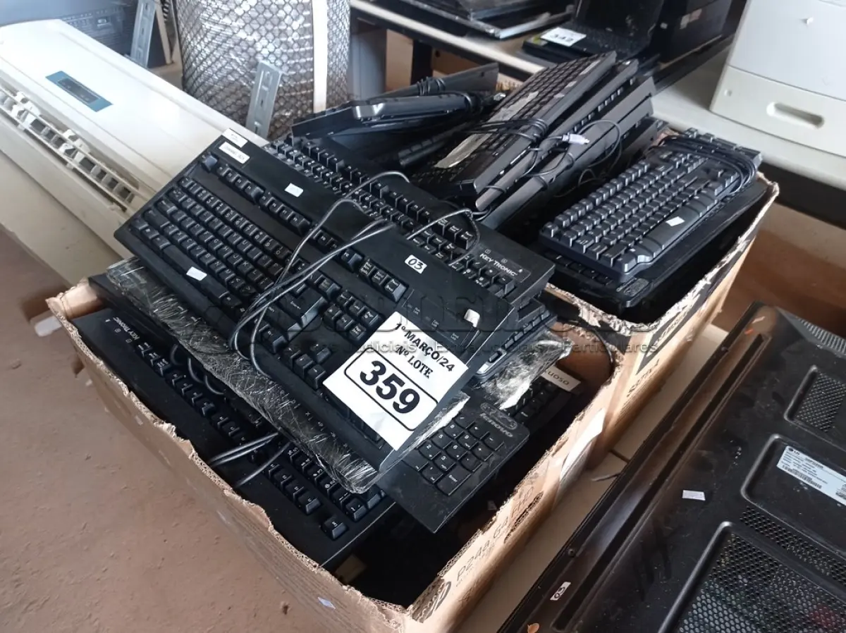 LOTE 359 - 01 LOTE COM VÁRIOS TECLADOS PARA PC MARCAS E MODELOS DIVERSOS. (NO ESTADO) ATENÇÃO! FAZER A VISITAÇÃO ANTES DE ARREMATAR, NÃO SABEMOS SE FUNCIONA. LEILÃO NÃO TEM GARANTIA E NEM DEVOLUÇÃO, SUJEITO A POSSÍVEIS AVARIAS VISÍVEIS/OCULTAS E/OU AUSÊNCIA DE COMPONENTES.