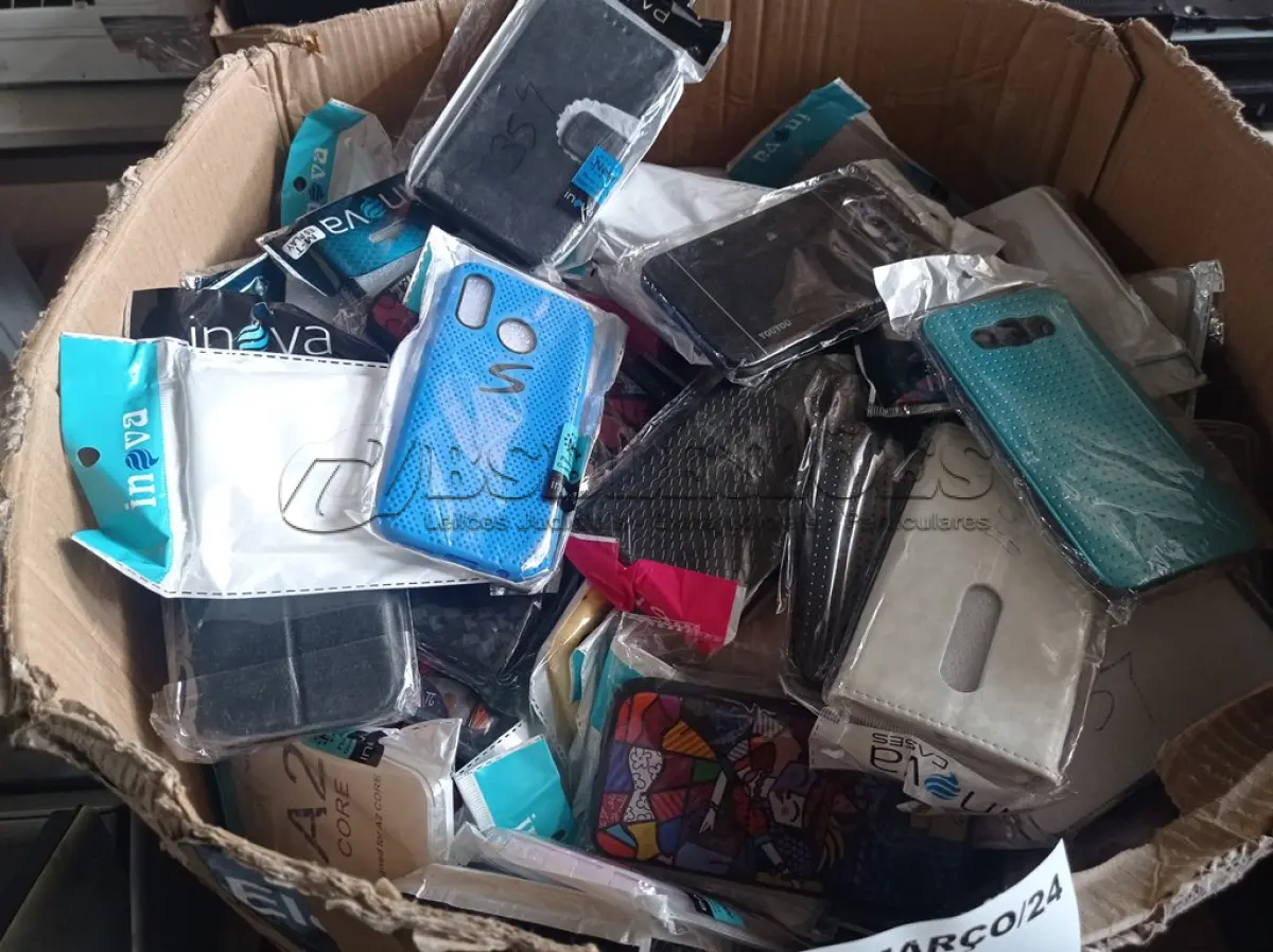 LOTE 405 - 01 LOTE COM VÁRIAS CAPINHAS PARA CELULAR MARCAS E MODELOS DIVERSOS. (NO ESTADO) ATENÇÃO! FAZER A VISITAÇÃO ANTES DE ARREMATAR, NÃO SABEMOS SE FUNCIONA. LEILÃO NÃO TEM GARANTIA E NEM DEVOLUÇÃO, SUJEITO A POSSÍVEIS AVARIAS VISÍVEIS/OCULTAS E/OU AUSÊNCIA DE COMPONENTES.