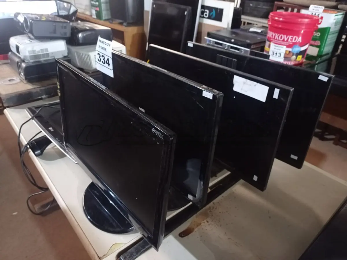 LOTE 334 - 07 MONITORES MARCAS E MODELOS DIVERSOS PARA RETIRADA DE PEÇAS. (NO ESTADO) ATENÇÃO! FAZER A VISITAÇÃO ANTES DE ARREMATAR, NÃO SABEMOS SE FUNCIONA. LEILÃO NÃO TEM GARANTIA E NEM DEVOLUÇÃO, SUJEITO A POSSÍVEIS AVARIAS VISÍVEIS/OCULTAS E/OU AUSÊNCIA DE COMPONENTES.