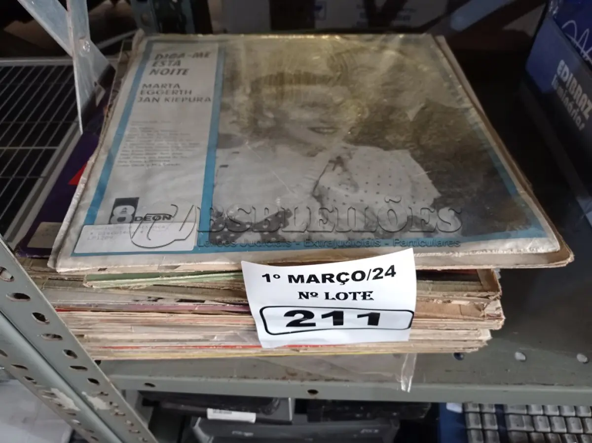 LOTE 211 - 01 LOTE COM VÁRIOS DISCOS DE VINIL. (NO ESTADO) ATENÇÃO! FAZER A VISITAÇÃO ANTES DE ARREMATAR, NÃO SABEMOS SE FUNCIONA. LEILÃO NÃO TEM GARANTIA E NEM DEVOLUÇÃO, SUJEITO A POSSÍVEIS AVARIAS VISÍVEIS/OCULTAS E/OU AUSÊNCIA DE COMPONENTES.