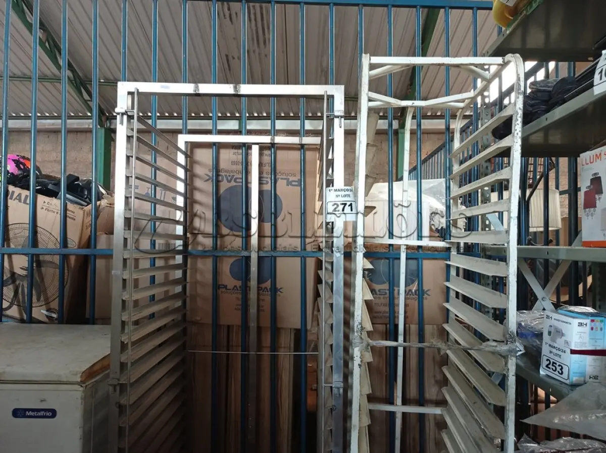 LOTE 271 - 02 CARRINHOS PORTAS BANDEJAS SENDO 01 EM INOX. (NO ESTADO) ATENÇÃO! FAZER A VISITAÇÃO ANTES DE ARREMATAR, NÃO SABEMOS SE FUNCIONA. LEILÃO NÃO TEM GARANTIA E NEM DEVOLUÇÃO, SUJEITO A POSSÍVEIS AVARIAS VISÍVEIS/OCULTAS E/OU AUSÊNCIA DE COMPONENTES.