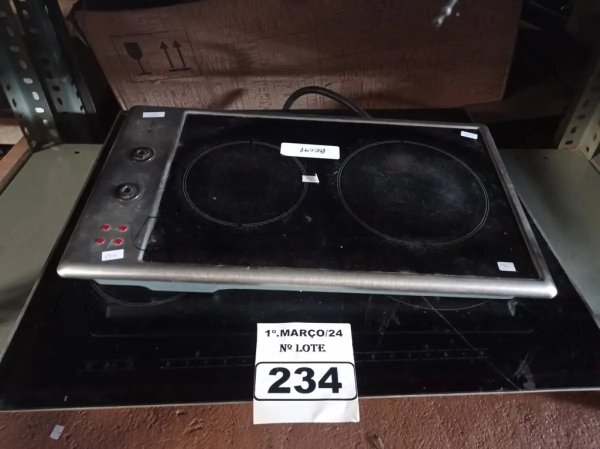 LOTE 234 - 02 FOGÕES DE INDUÇÃO MARCAS E MODELOS DIVERSOS PARA RETIRADA DE PEÇAS. (NO ESTADO) ATENÇÃO! FAZER A VISITAÇÃO ANTES DE ARREMATAR, NÃO SABEMOS SE FUNCIONA. LEILÃO NÃO TEM GARANTIA E NEM DEVOLUÇÃO, SUJEITO A POSSÍVEIS AVARIAS VISÍVEIS/OCULTAS E/OU AUSÊNCIA DE COMPONENTES.