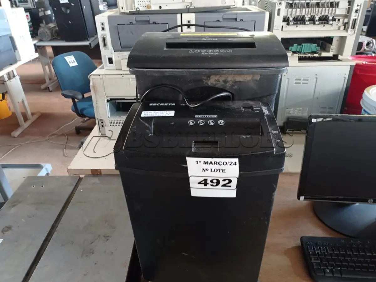 LOTE 492 - 02 FRAGMENTADORAS DE PAPEL. (NO ESTADO) ATENÇÃO! FAZER A VISITAÇÃO ANTES DE ARREMATAR, NÃO SABEMOS SE FUNCIONA. LEILÃO NÃO TEM GARANTIA E NEM DEVOLUÇÃO, SUJEITO A POSSÍVEIS AVARIAS VISÍVEIS/OCULTAS E/OU AUSÊNCIA DE COMPONENTES.