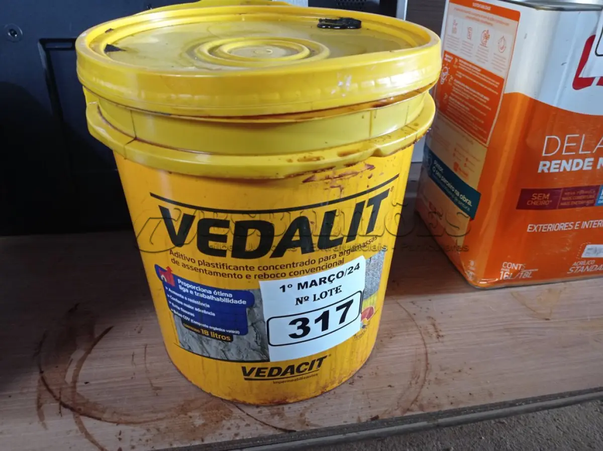 LOTE 317 - 01 BALDE DE VEDALIT, ADITIVO PLASTIFICANTE CONCENTRADO PARA ARGAMASSA DE ASSENTAMENTO E REBOCO CONVENCIONAL 18L.  (NO ESTADO) ATENÇÃO! FAZER A VISITAÇÃO ANTES DE ARREMATAR, NÃO SABEMOS SE FUNCIONA. LEILÃO NÃO TEM GARANTIA E NEM DEVOLUÇÃO, SUJEITO A POSSÍVEIS AVARIAS VISÍVEIS/OCULTAS E/OU AUSÊNCIA DE COMPONENTES.