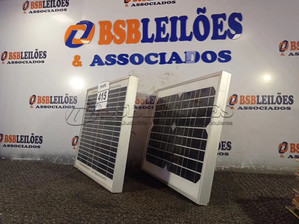 LOTE 415 - 02 PAINÉIS SOLARES 18V 10W. (NO ESTADO) ATENÇÃO! FAZER A VISITAÇÃO ANTES DE ARREMATAR, NÃO SABEMOS SE FUNCIONA. LEILÃO NÃO TEM GARANTIA E NEM DEVOLUÇÃO, SUJEITO A POSSÍVEIS AVARIAS VISÍVEIS/OCULTAS E/OU AUSÊNCIA DE COMPONENTES.