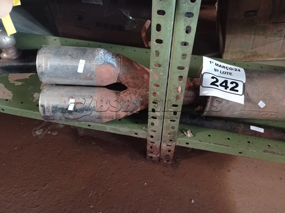 LOTE 242 - 01 PONTEIRA DE ESCAPAMENTO E 01 ENGATE. (NO ESTADO) ATENÇÃO! FAZER A VISITAÇÃO ANTES DE ARREMATAR, NÃO SABEMOS SE FUNCIONA. LEILÃO NÃO TEM GARANTIA E NEM DEVOLUÇÃO, SUJEITO A POSSÍVEIS AVARIAS VISÍVEIS/OCULTAS E/OU AUSÊNCIA DE COMPONENTES.