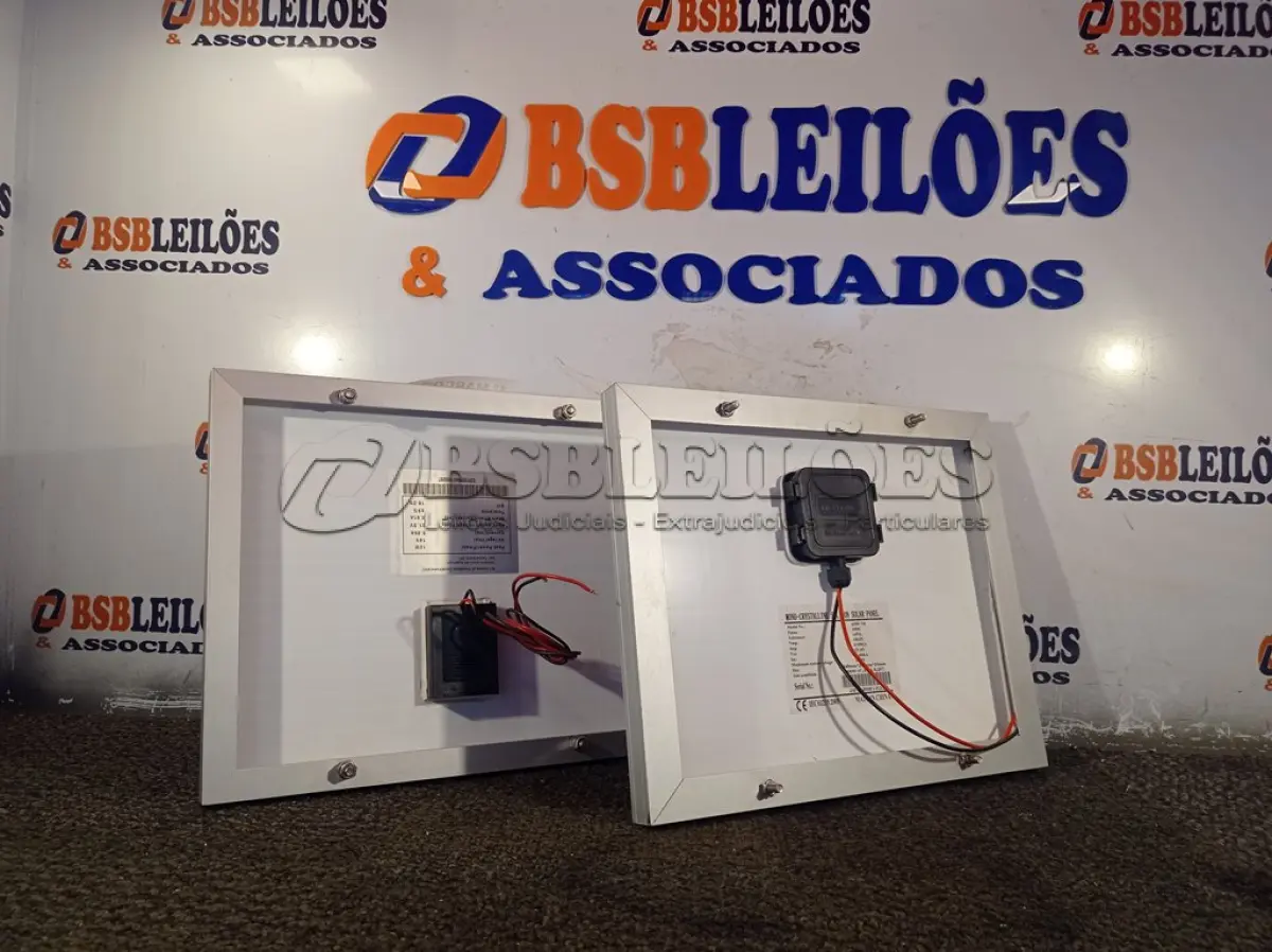 LOTE 415 - 02 PAINÉIS SOLARES 18V 10W. (NO ESTADO) ATENÇÃO! FAZER A VISITAÇÃO ANTES DE ARREMATAR, NÃO SABEMOS SE FUNCIONA. LEILÃO NÃO TEM GARANTIA E NEM DEVOLUÇÃO, SUJEITO A POSSÍVEIS AVARIAS VISÍVEIS/OCULTAS E/OU AUSÊNCIA DE COMPONENTES.