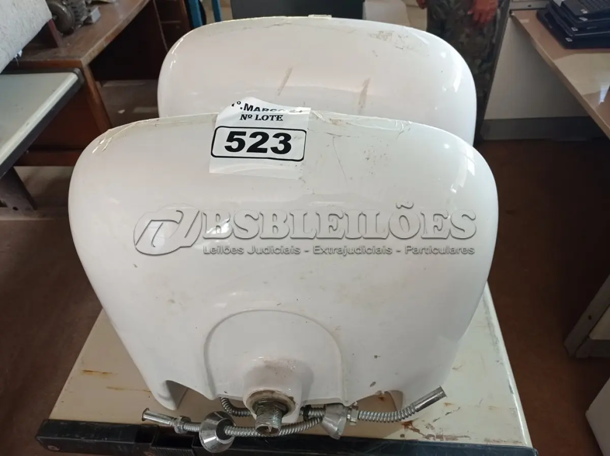LOTE 523 - 02 LAVATÓRIOS COM TORNEIRAS PARA BANHEIRO. (NO ESTADO) ATENÇÃO! FAZER A VISITAÇÃO ANTES DE ARREMATAR, NÃO SABEMOS SE FUNCIONA. LEILÃO NÃO TEM GARANTIA E NEM DEVOLUÇÃO, SUJEITO A POSSÍVEIS AVARIAS VISÍVEIS/OCULTAS E/OU AUSÊNCIA DE COMPONENTES.