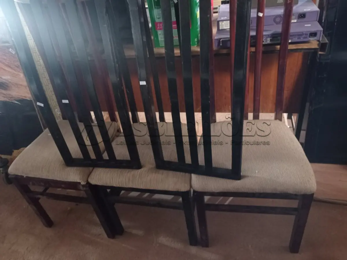 LOTE 281 - 05 CADEIRAS EM MADEIRA COM ASSENTO ALMOFADADO. (NO ESTADO) ATENÇÃO! FAZER A VISITAÇÃO ANTES DE ARREMATAR, NÃO SABEMOS SE FUNCIONA. LEILÃO NÃO TEM GARANTIA E NEM DEVOLUÇÃO, SUJEITO A POSSÍVEIS AVARIAS VISÍVEIS/OCULTAS E/OU AUSÊNCIA DE COMPONENTES.