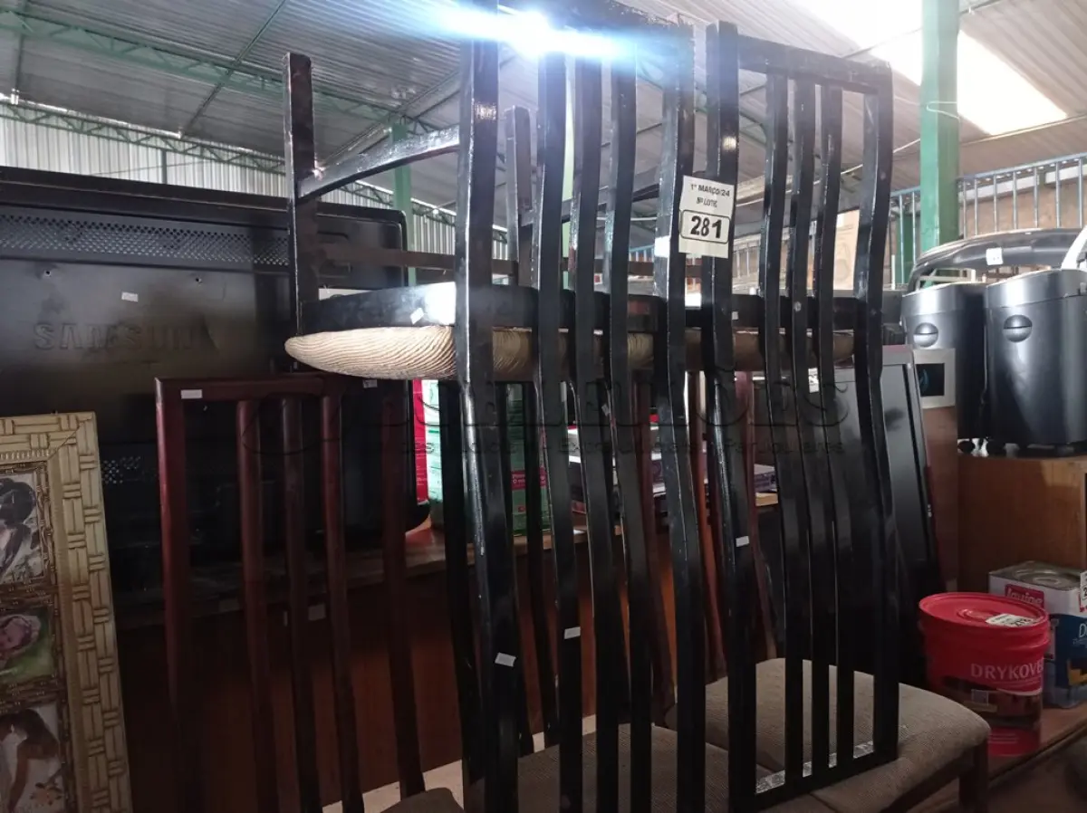 LOTE 281 - 05 CADEIRAS EM MADEIRA COM ASSENTO ALMOFADADO. (NO ESTADO) ATENÇÃO! FAZER A VISITAÇÃO ANTES DE ARREMATAR, NÃO SABEMOS SE FUNCIONA. LEILÃO NÃO TEM GARANTIA E NEM DEVOLUÇÃO, SUJEITO A POSSÍVEIS AVARIAS VISÍVEIS/OCULTAS E/OU AUSÊNCIA DE COMPONENTES.