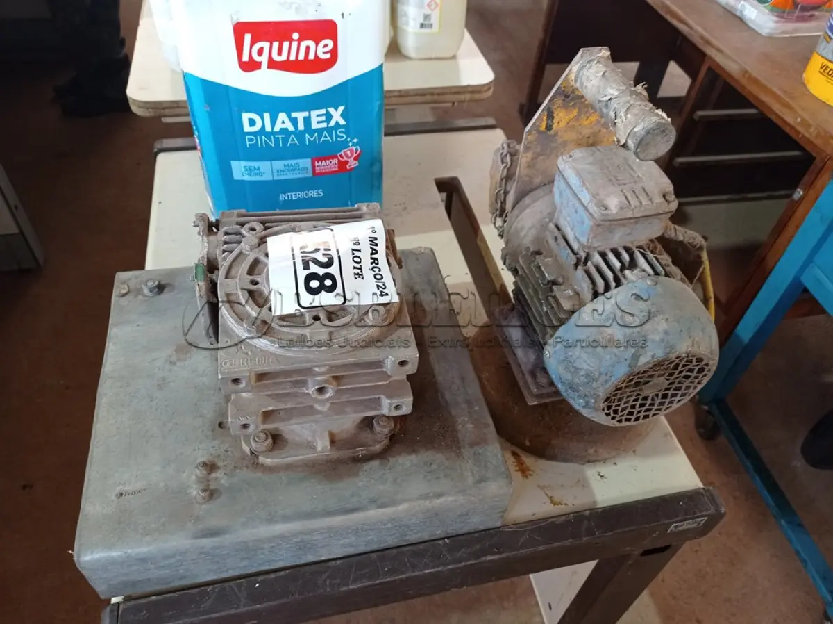 LOTE 528 - 01 MOTOR VIBRADOR DE CONCRETO E 01 SUCATA DE MOTOR. (NO ESTADO) ATENÇÃO! FAZER A VISITAÇÃO ANTES DE ARREMATAR, NÃO SABEMOS SE FUNCIONA. LEILÃO NÃO TEM GARANTIA E NEM DEVOLUÇÃO, SUJEITO A POSSÍVEIS AVARIAS VISÍVEIS/OCULTAS E/OU AUSÊNCIA DE COMPONENTES.