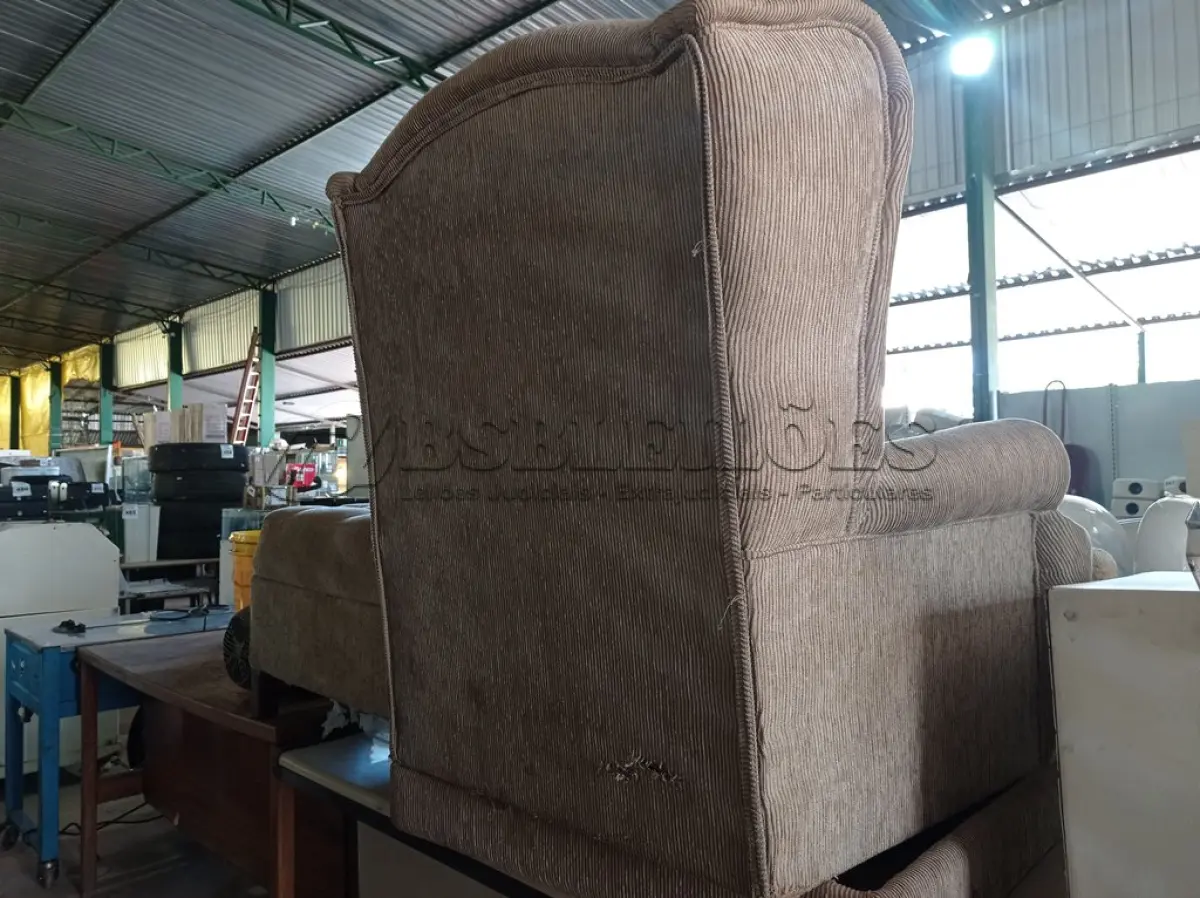 LOTE 521 - 01 POLTRONA E 01 DESCANSO DE PERNAS ESTOFADO. (NO ESTADO) ATENÇÃO! FAZER A VISITAÇÃO ANTES DE ARREMATAR, NÃO SABEMOS SE FUNCIONA. LEILÃO NÃO TEM GARANTIA E NEM DEVOLUÇÃO, SUJEITO A POSSÍVEIS AVARIAS VISÍVEIS/OCULTAS E/OU AUSÊNCIA DE COMPONENTES.