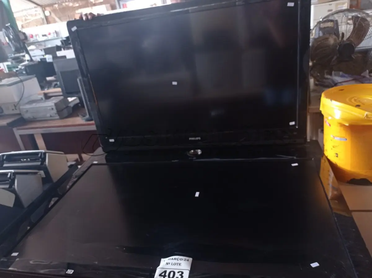 LOTE 403 - 02 TV’S MARCAS E MODELOS DIVERSOS PARA RETIRADA DE PEÇAS. (NO ESTADO) ATENÇÃO! FAZER A VISITAÇÃO ANTES DE ARREMATAR, NÃO SABEMOS SE FUNCIONA. LEILÃO NÃO TEM GARANTIA E NEM DEVOLUÇÃO, SUJEITO A POSSÍVEIS AVARIAS VISÍVEIS/OCULTAS E/OU AUSÊNCIA DE COMPONENTES.