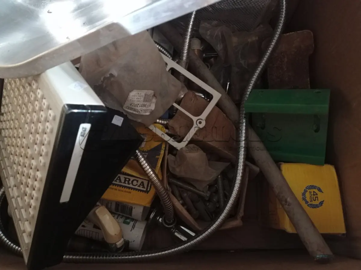 LOTE 305 - 01 CUBA PARA PIA, DIVERSAS PEÇAS PARA BANHEIRO E PARAFUSOS DIVERSOS. (NO ESTADO) ATENÇÃO! FAZER A VISITAÇÃO ANTES DE ARREMATAR, NÃO SABEMOS SE FUNCIONA. LEILÃO NÃO TEM GARANTIA E NEM DEVOLUÇÃO, SUJEITO A POSSÍVEIS AVARIAS VISÍVEIS/OCULTAS E/OU AUSÊNCIA DE COMPONENTES.
