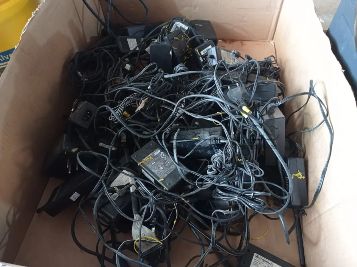 LOTE 478 - 01 LOTE COM FONTES DIVERSAS. (NO ESTADO) ATENÇÃO! FAZER A VISITAÇÃO ANTES DE ARREMATAR, NÃO SABEMOS SE FUNCIONA. LEILÃO NÃO TEM GARANTIA E NEM DEVOLUÇÃO, SUJEITO A POSSÍVEIS AVARIAS VISÍVEIS/OCULTAS E/OU AUSÊNCIA DE COMPONENTES.