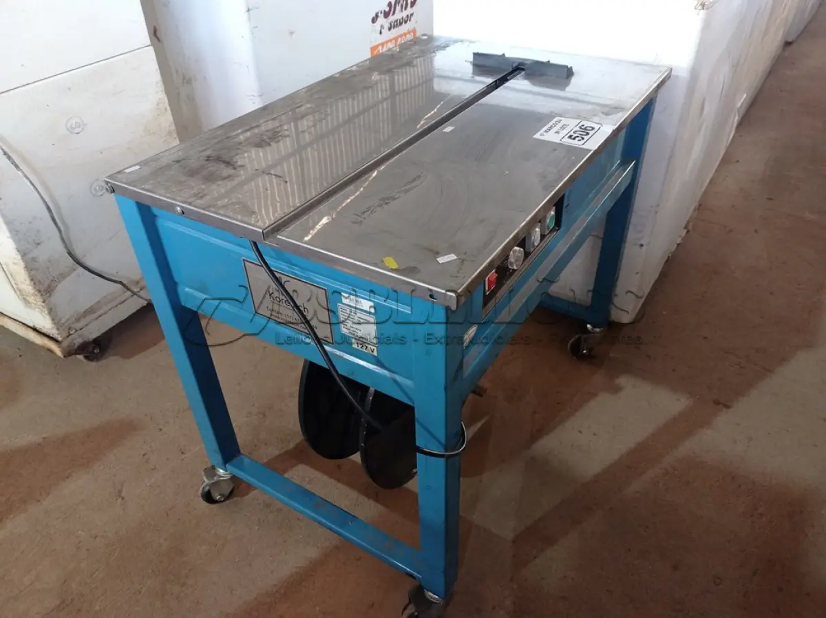 LOTE 506 - 01 MAQUINA ELÉTRICA ARQUEADORA DE FITA MODELO TP-202 MARCA KORETECH 110V. (NO ESTADO) ATENÇÃO! FAZER A VISITAÇÃO ANTES DE ARREMATAR, NÃO SABEMOS SE FUNCIONA. LEILÃO NÃO TEM GARANTIA E NEM DEVOLUÇÃO, SUJEITO A POSSÍVEIS AVARIAS VISÍVEIS/OCULTAS E/OU AUSÊNCIA DE COMPONENTES.