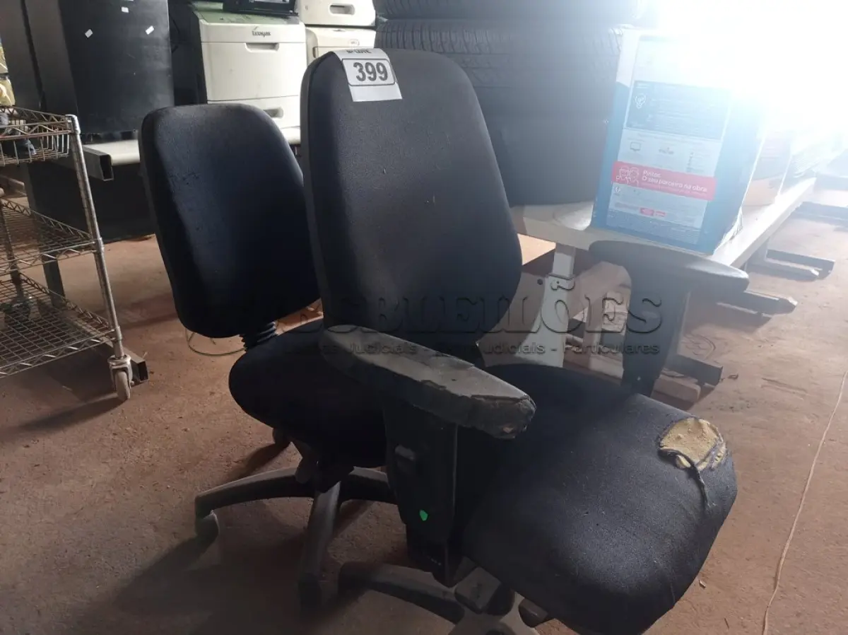 LOTE 399 - 02 CADEIRAS DE ESCRITÓRIO COM BASE GIRATÓRIA. (NO ESTADO) ATENÇÃO! FAZER A VISITAÇÃO ANTES DE ARREMATAR, NÃO SABEMOS SE FUNCIONA. LEILÃO NÃO TEM GARANTIA E NEM DEVOLUÇÃO, SUJEITO A POSSÍVEIS AVARIAS VISÍVEIS/OCULTAS E/OU AUSÊNCIA DE COMPONENTES.