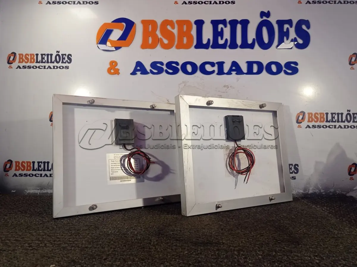 LOTE 406 - 02 PAINÉIS SOLARES 18V 10W. (NO ESTADO) ATENÇÃO! FAZER A VISITAÇÃO ANTES DE ARREMATAR, NÃO SABEMOS SE FUNCIONA. LEILÃO NÃO TEM GARANTIA E NEM DEVOLUÇÃO, SUJEITO A POSSÍVEIS AVARIAS VISÍVEIS/OCULTAS E/OU AUSÊNCIA DE COMPONENTES.