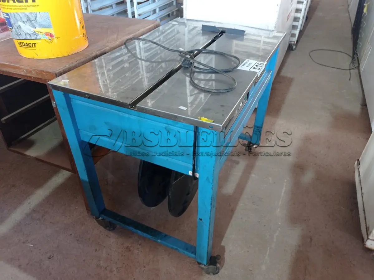 LOTE 516 - 01 MAQUINA ELÉTRICA ARQUEADORA DE FITA MARCA STRAPACK 220V. (NO ESTADO) ATENÇÃO! FAZER A VISITAÇÃO ANTES DE ARREMATAR, NÃO SABEMOS SE FUNCIONA. LEILÃO NÃO TEM GARANTIA E NEM DEVOLUÇÃO, SUJEITO A POSSÍVEIS AVARIAS VISÍVEIS/OCULTAS E/OU AUSÊNCIA DE COMPONENTES.