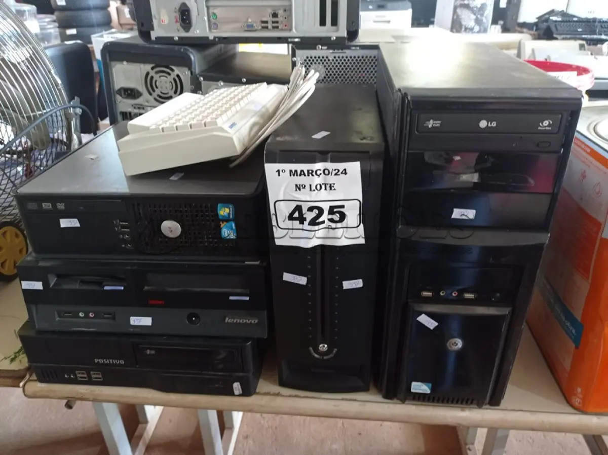 LOTE 425 - 11 CPU’S MARCAS E MODELOS DIVERSOS PARA RETIRADA DE PEÇAS. (NO ESTADO) ATENÇÃO! FAZER A VISITAÇÃO ANTES DE ARREMATAR, NÃO SABEMOS SE FUNCIONA. LEILÃO NÃO TEM GARANTIA E NEM DEVOLUÇÃO, SUJEITO A POSSÍVEIS AVARIAS VISÍVEIS/OCULTAS E/OU AUSÊNCIA DE COMPONENTES.