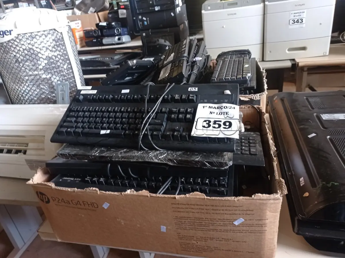 LOTE 359 - 01 LOTE COM VÁRIOS TECLADOS PARA PC MARCAS E MODELOS DIVERSOS. (NO ESTADO) ATENÇÃO! FAZER A VISITAÇÃO ANTES DE ARREMATAR, NÃO SABEMOS SE FUNCIONA. LEILÃO NÃO TEM GARANTIA E NEM DEVOLUÇÃO, SUJEITO A POSSÍVEIS AVARIAS VISÍVEIS/OCULTAS E/OU AUSÊNCIA DE COMPONENTES.