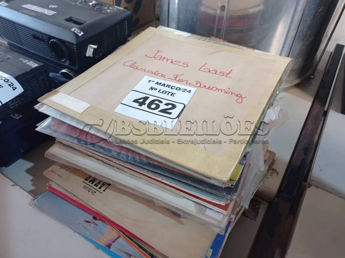 LOTE 462 - 01 LOTE COM VÁRIOS DISCOS DE VINIL. (NO ESTADO) ATENÇÃO! FAZER A VISITAÇÃO ANTES DE ARREMATAR, NÃO SABEMOS SE FUNCIONA. LEILÃO NÃO TEM GARANTIA E NEM DEVOLUÇÃO, SUJEITO A POSSÍVEIS AVARIAS VISÍVEIS/OCULTAS E/OU AUSÊNCIA DE COMPONENTES.